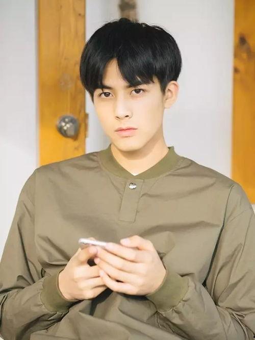 短发最帅男网红图片,揭秘最帅男网红的时尚风采”