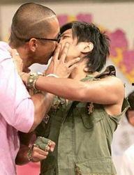 明星内衣被扯,网络热议背后的人性探讨