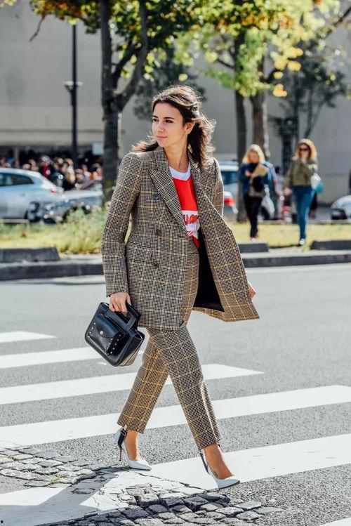 网红小格子西装女孩,揭秘网红小格子的西装魅力