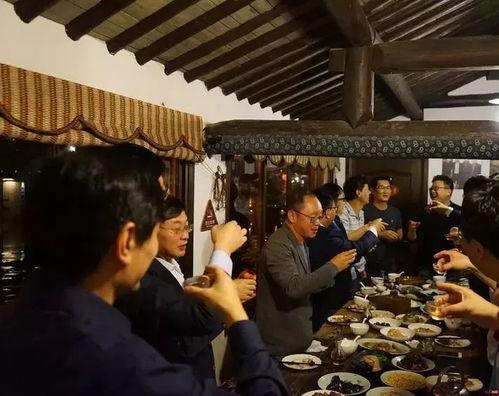 带女儿出席饭局的网红,亲子互动引网友热议