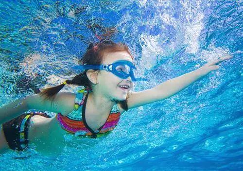 网红夏天游泳视频,网红夏天畅游瞬间回顾