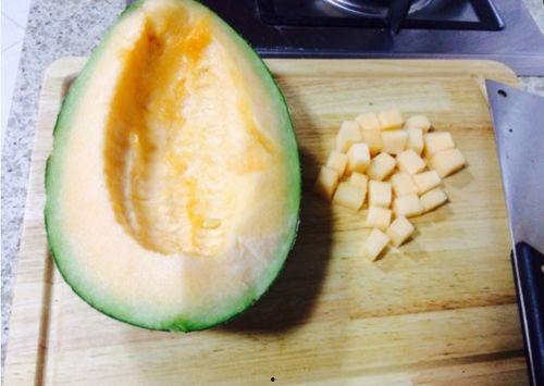 老外吃中国哈密瓜,老外品尝中国哈密瓜的独特体验